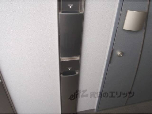 玄関　新聞受け、傘立て