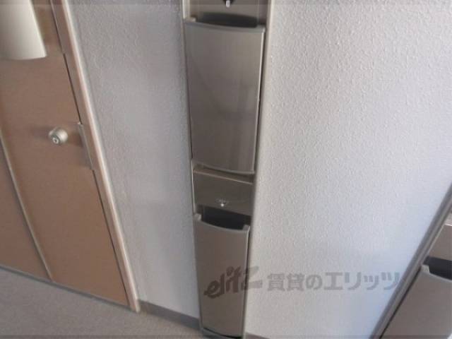 玄関　新聞受け、傘立て