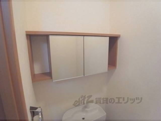 トイレ　鏡と収納がついてます