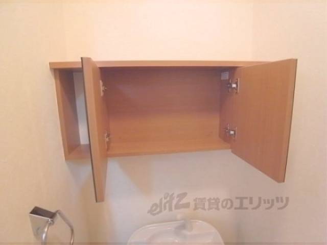トイレ　トイレットペーパーなど置けて便利