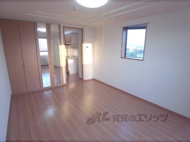 洋室　角部屋なので横に窓があり明るいお部屋です