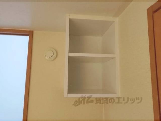冷蔵庫置場　冷蔵庫上の収納
