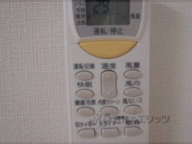 洋室　エアコンのリモコン