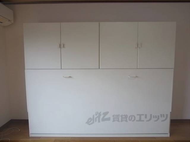 収納　上段収納部、下段折りたたみ式ベッドです。