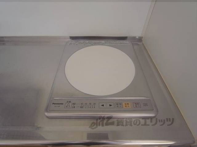 キッチン　コンロ　電気式コンロが1口備え付きです。