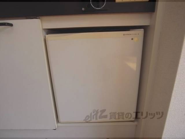 キッチン　冷蔵庫　単室冷蔵庫備え付きです。