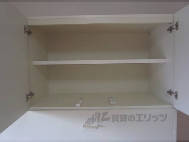 収納　収納部上段右側