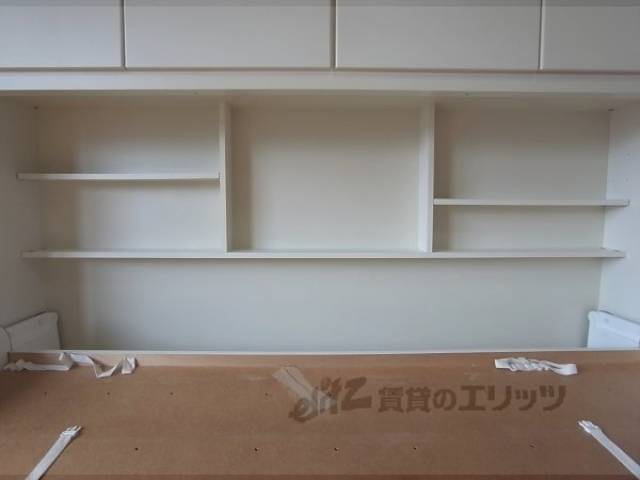 収納　収納部下段　ベッド展開時には棚として利用できます。