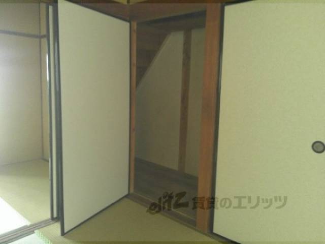 収納　階段下