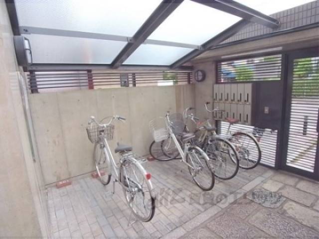 駐輪場　屋根付きの駐輪場です。