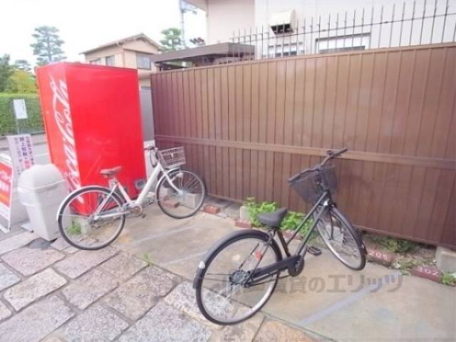 駐輪場　区割りがされています。