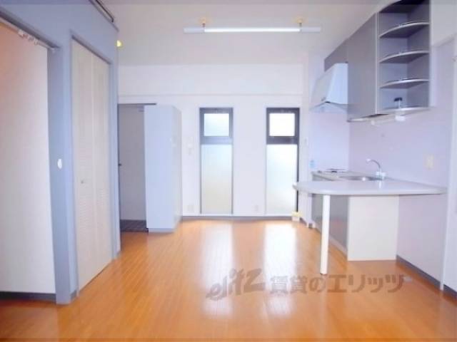 居室　窓が多いお部屋です。