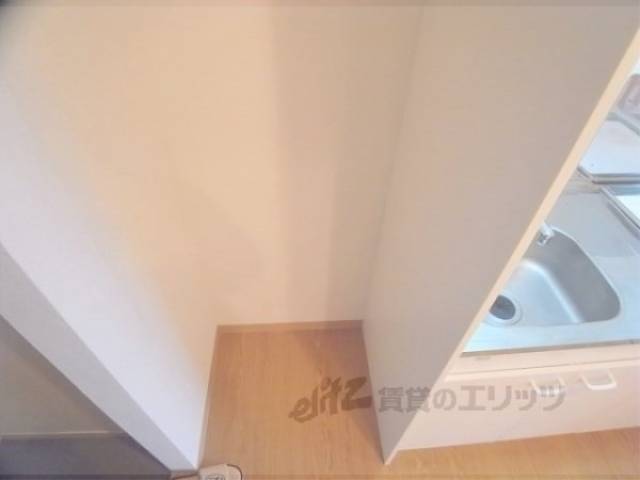 冷蔵庫置場　キッチンのすぐ横に冷蔵庫が置けます。