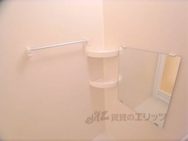 風呂　棚、タオル掛け　棚タオル掛けがあって便利ですね。