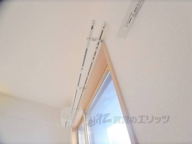 カーテンレール　二本のカーテンレールが完備しています。