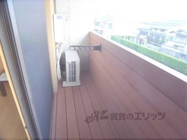 ベランダ　ウッドデッキのようなオシャレなデザイン。