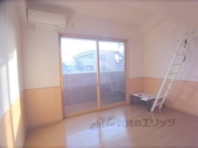 居室　壁の下の方は木製、上の方は壁紙です。