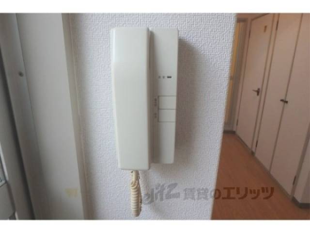 ドアフォン　外に出ずに訪問者を確認できますね