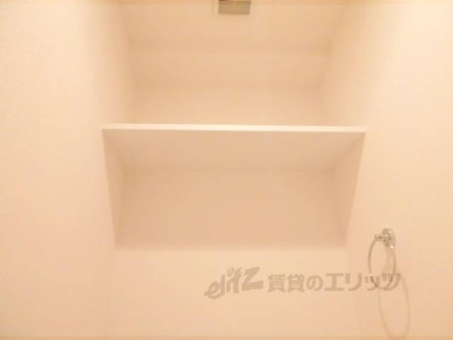 トイレ上：収納棚