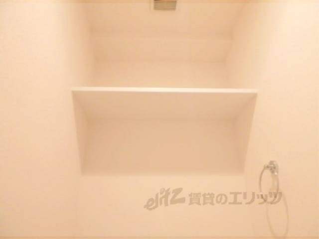 トイレ上：収納棚