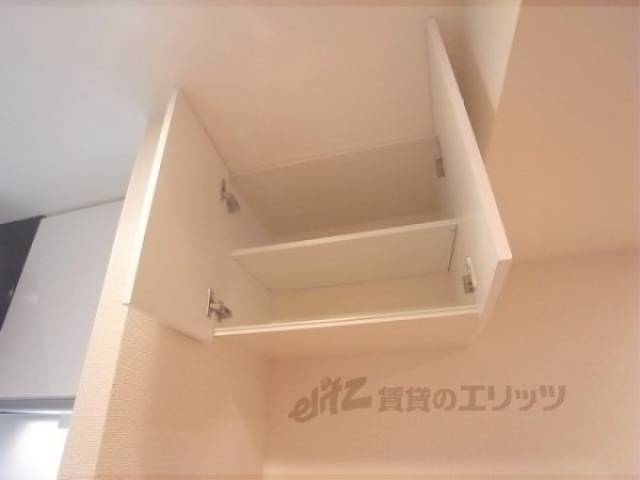 収納　冷蔵庫置き場の上です