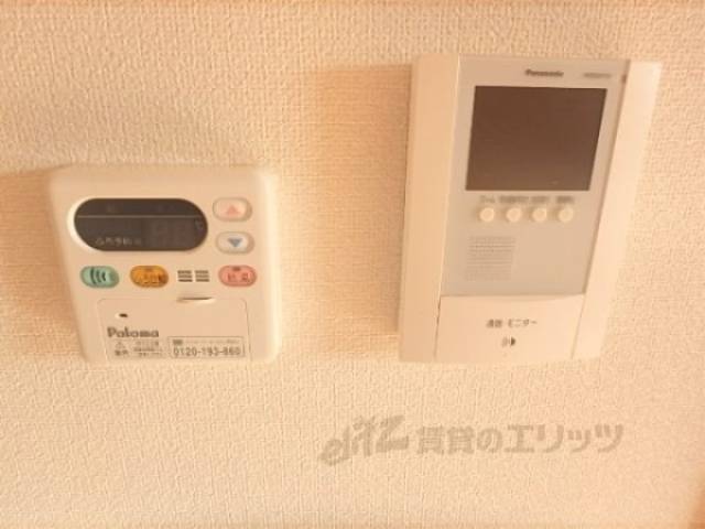 給湯器リモコン　右：インターホン　左：追炊き機能