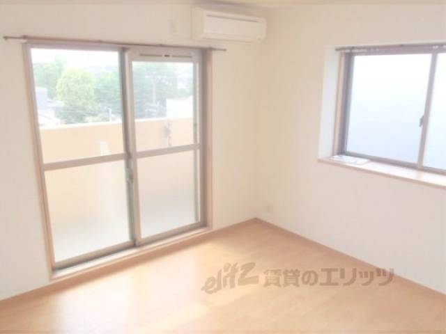 居室　角部屋で明るいです。