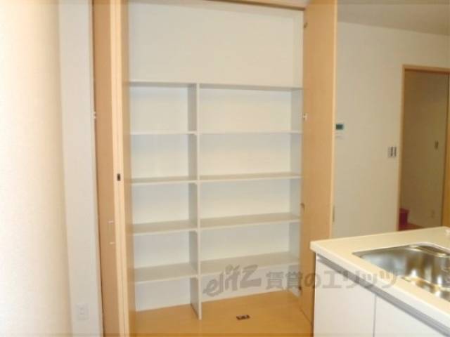 キッチン横収納