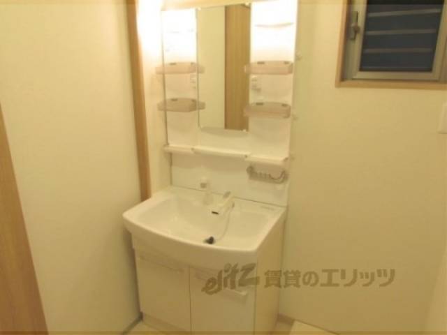 洗面所　洗髪洗面化粧台ついています