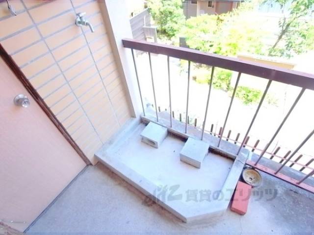 洗濯機置場　共用廊下に洗濯機が設置できます。