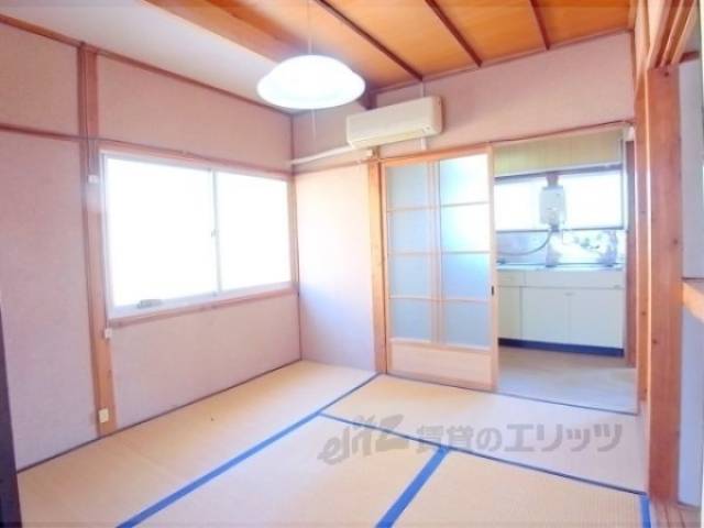 和室　キッチンとの仕切り戸があります。