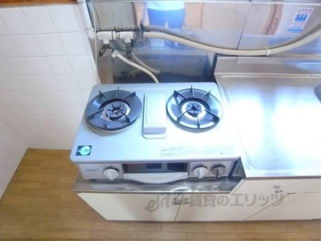 キッチン　コンロ　2口コンロが設置されています。