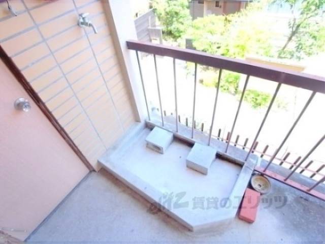 洗濯機置場　共用廊下に洗濯機が設置できます。