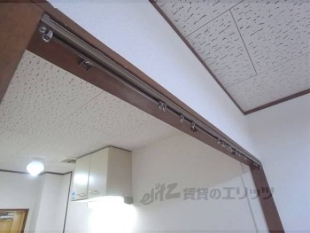 カーテンレール　キッチンと洋室を仕切れます