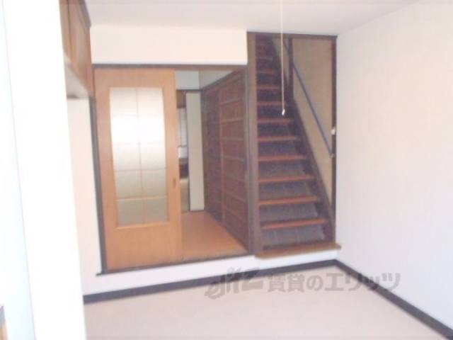 洋室　二階に上がる階段です