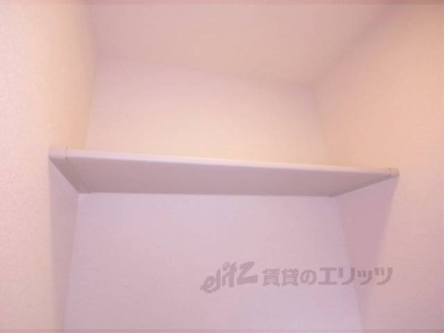 トイレ　トイレ上部の棚