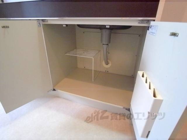 キッチン　下部収納　包丁入れもあり、整頓しやすい収納です。