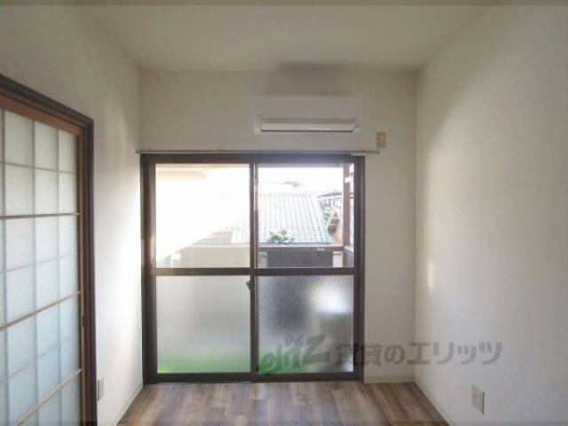 洋室　床も壁もピカピカです