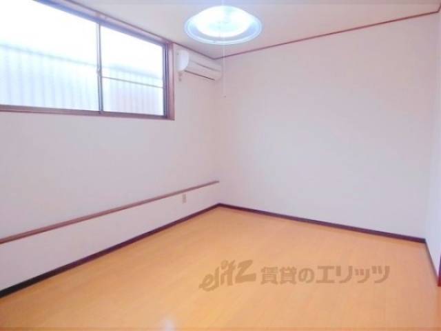 居室　陽射しがよく入ります。