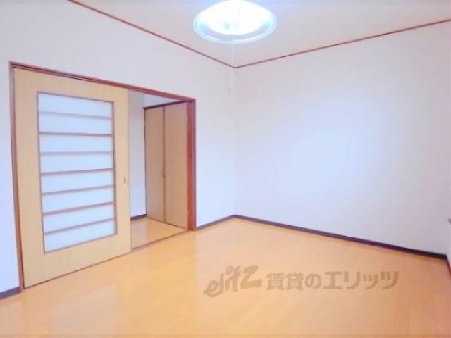 居室　キッチンとの仕切り戸もあります。