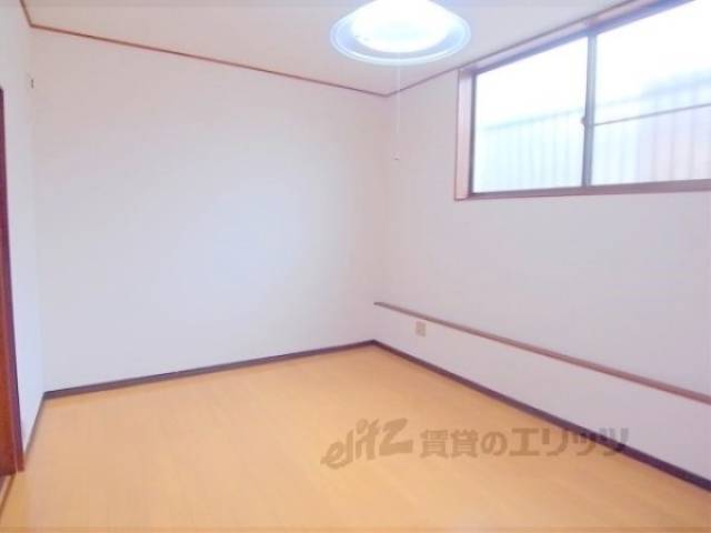 居室　天井が高いので開放感もあります。