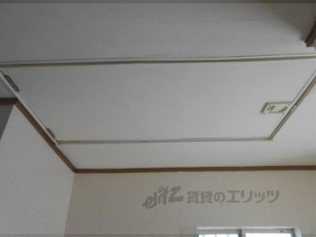 屋根裏収納