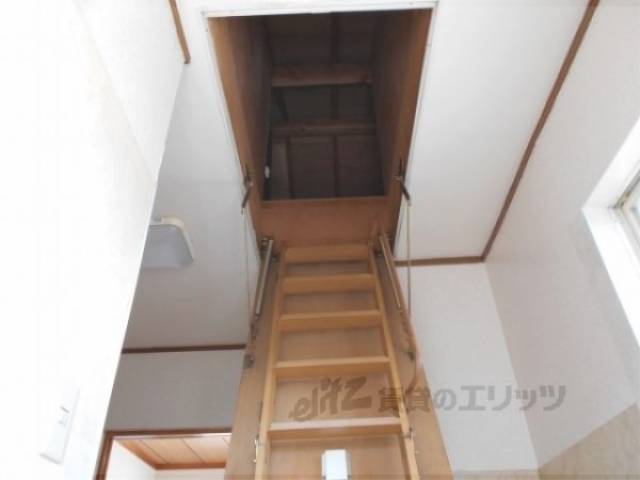 屋根裏収納
