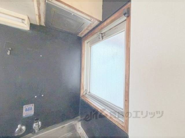 キッチン　小窓