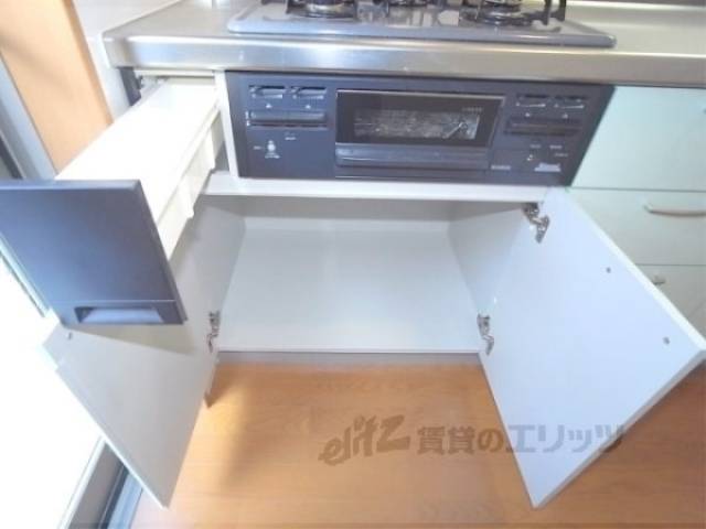 キッチン　コンロ下収納