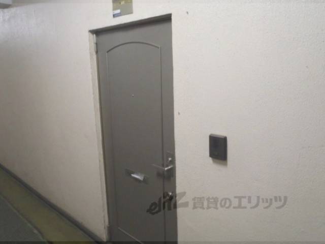 玄関　阪急京都線徒歩４分です