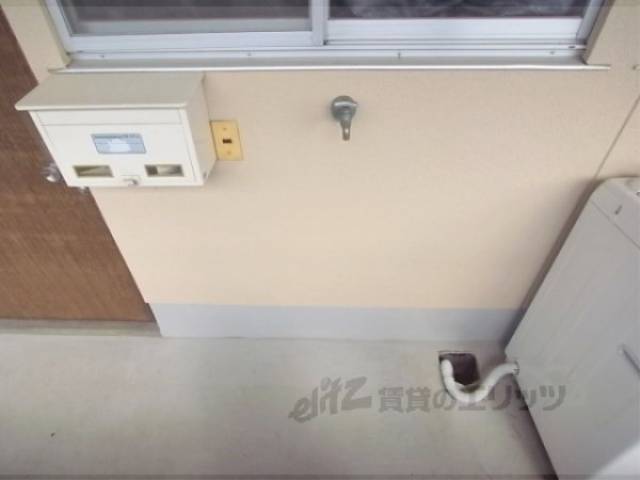 洗濯機置場　共用廊下にあります