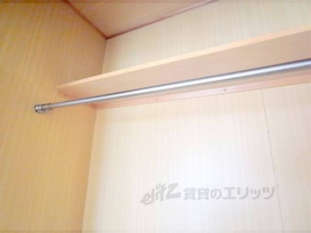 収納　ハンガーかけ　便利なハンガーかけが付いています。