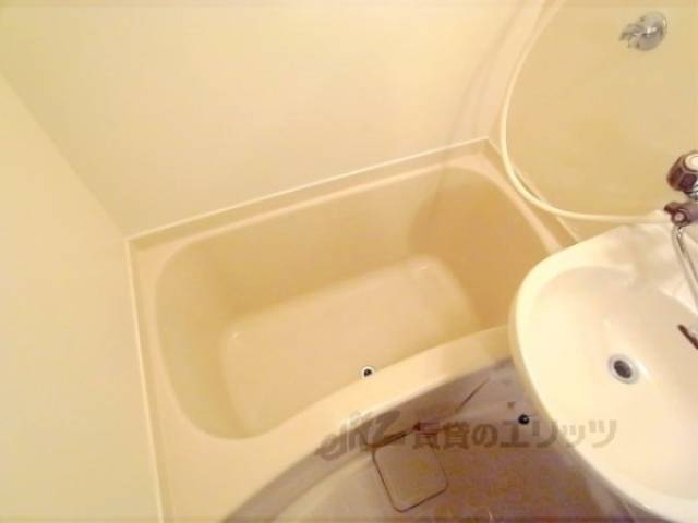 ユニットバス　風呂　ゆったりとした浴槽です。