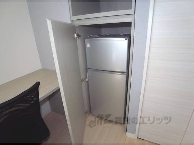 冷蔵庫置場　嬉しい備え付け冷蔵庫です。